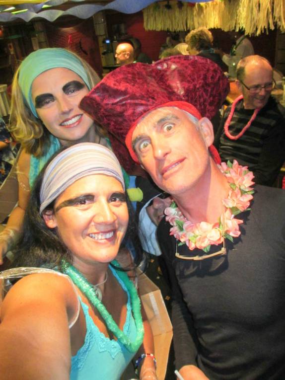 Com a Kim e o Damien na festa da fantasia a bordo do Sea Spirit, a caminho da Antártida